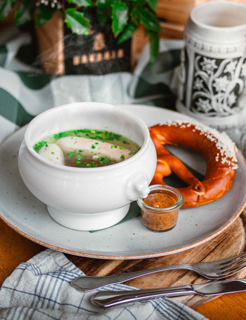 Münchner Weißwurst im Petersiliensud mit süßem Senf und Brezn