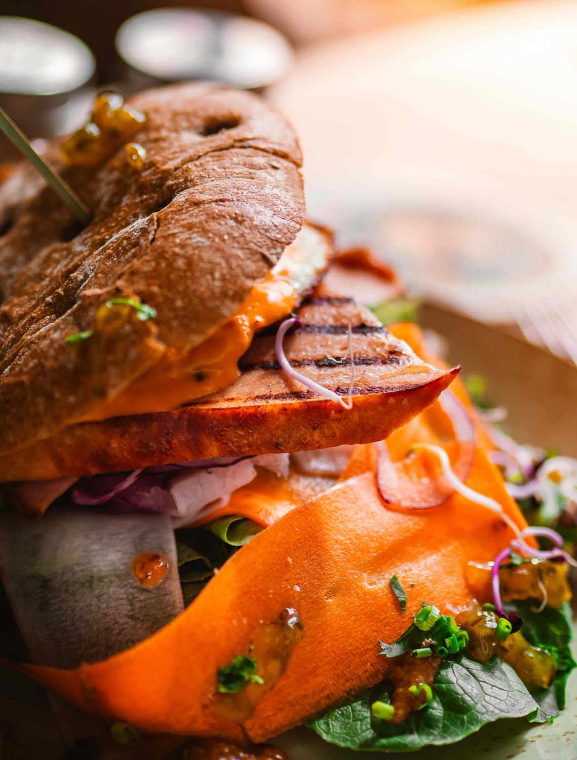 Nahaufnahme des Leberkäse-Burgers mit Käse und Röstzwiebeln