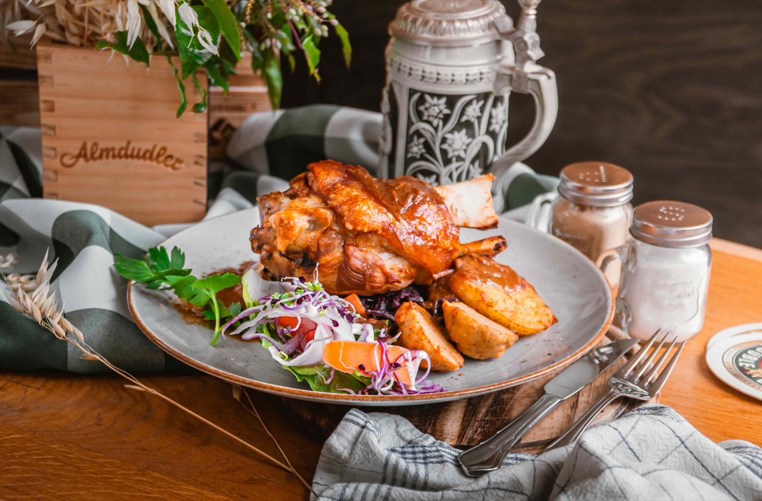 Knusprige Schweinshaxe mit glänzender Kruste, Kloß und Krautsalat auf dem Teller