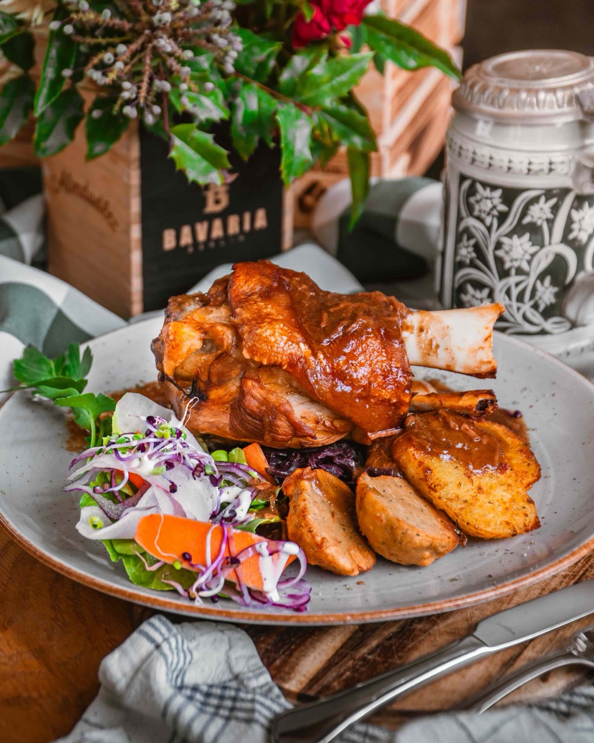 Nahaufnahme der knusprigen Schweinshaxe mit Kloß