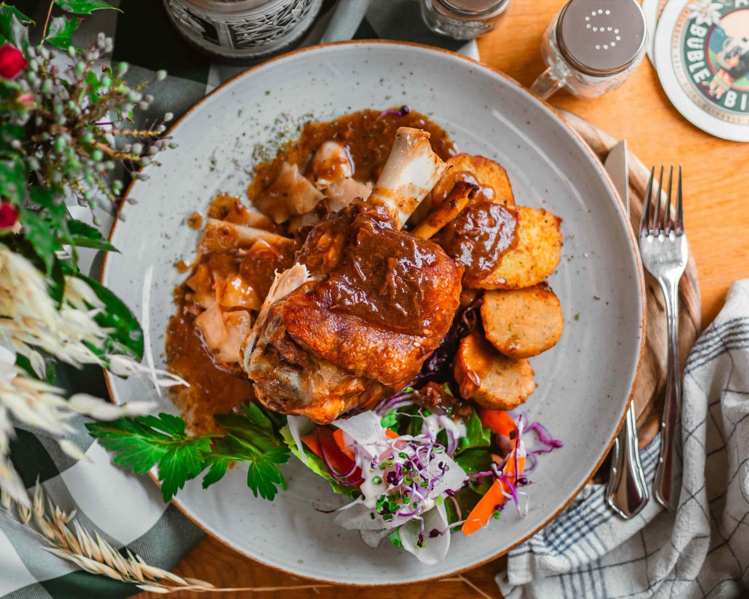 Knusprige Schweinshaxe von oben mit Beilagen