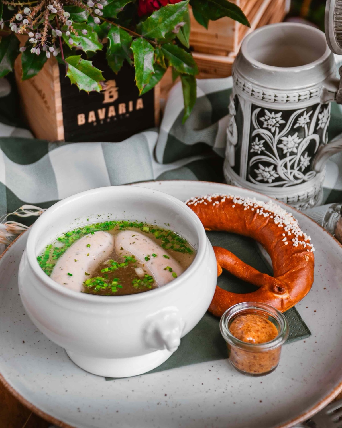 Münchner Weißwurst in der Terrine im Petersiliensud, dazu Brezn und süßer Senf
