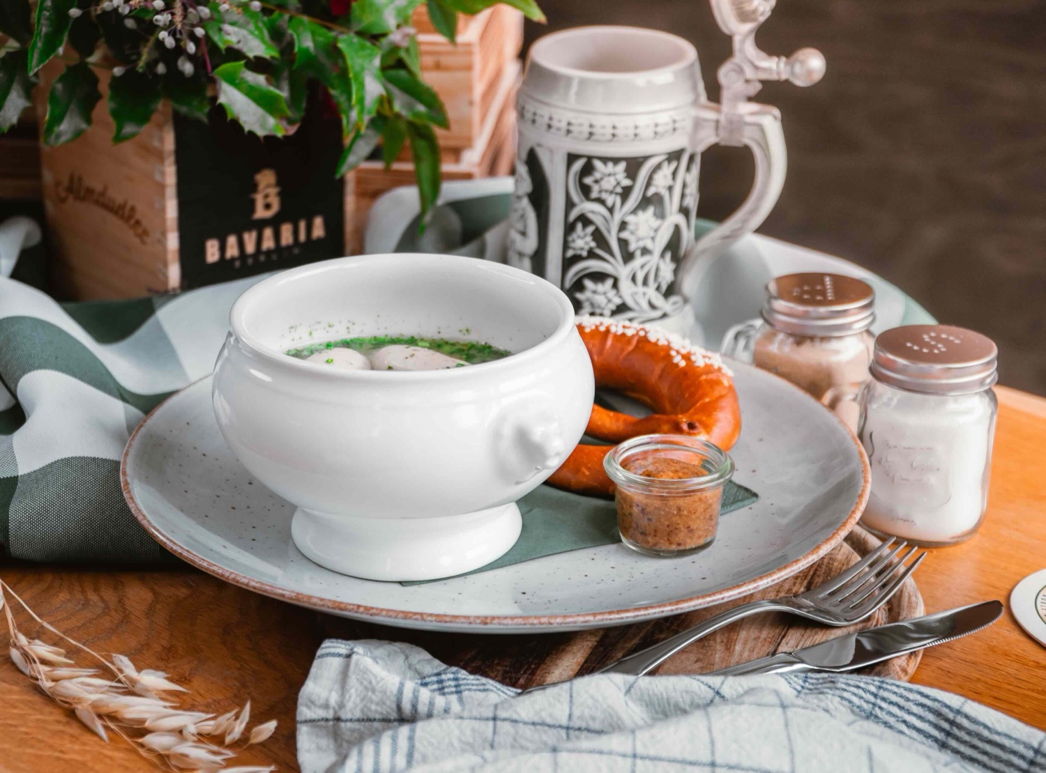 Weißwurst in der Terrine, Nahaufnahme im Petersiliensud