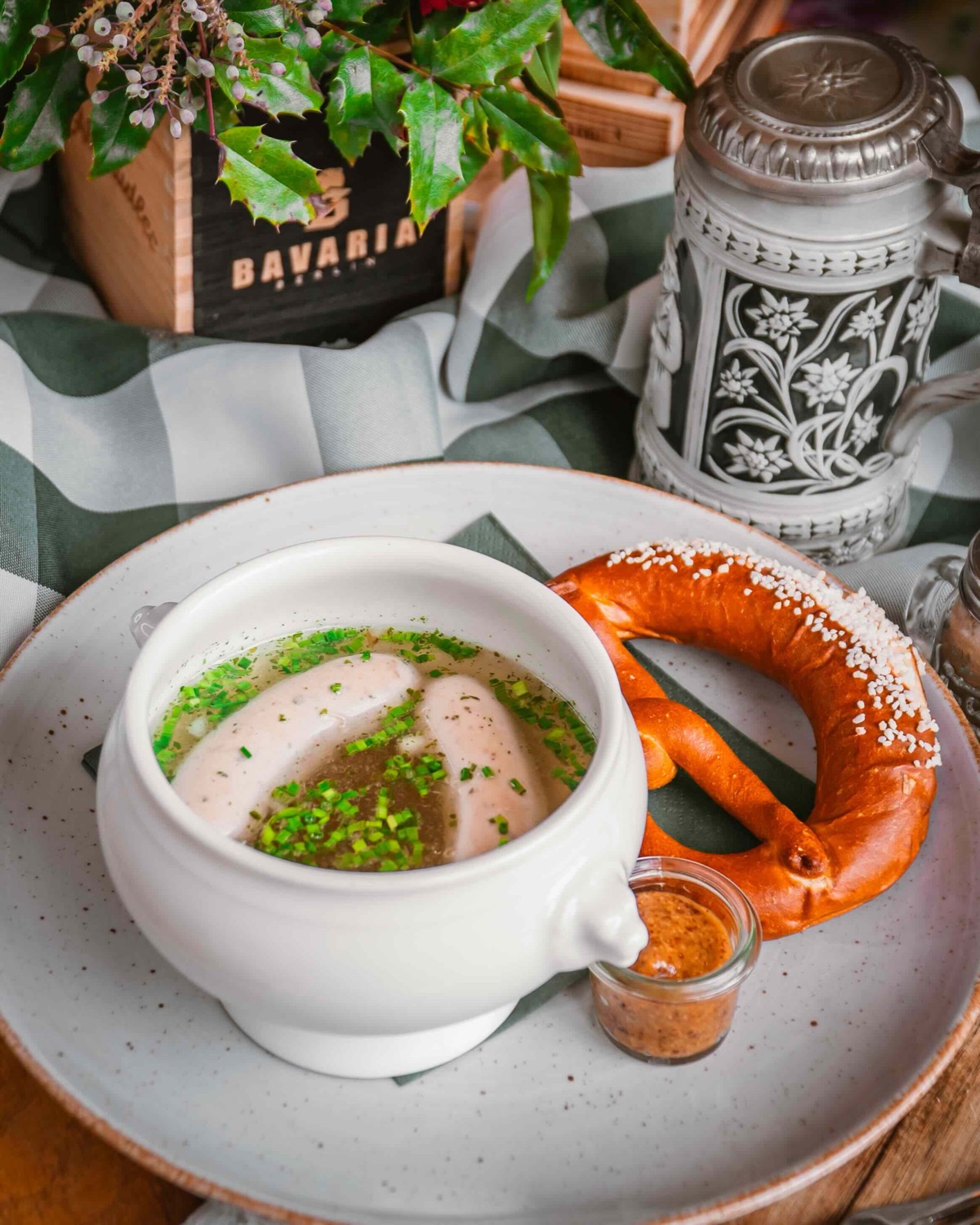 Münchner Weißwurst mit Brezn, appetitlich angerichtet