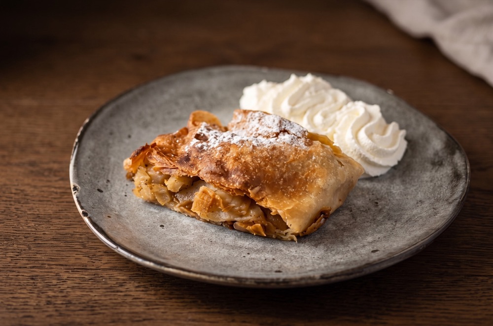 Apfelstrudel mit Vanilleeis