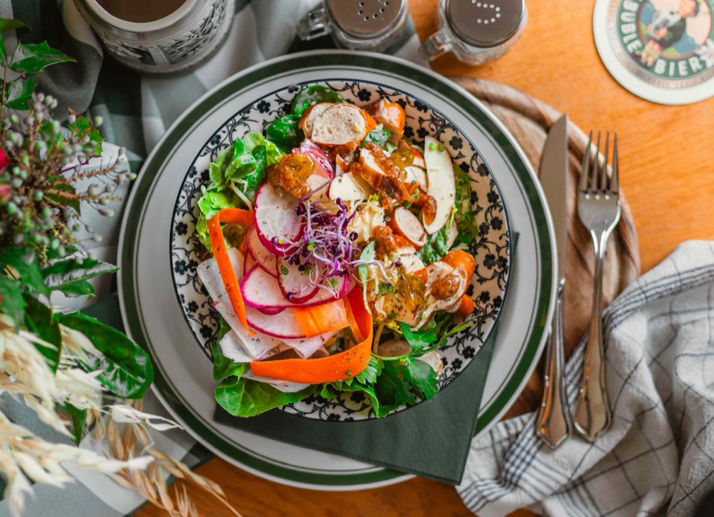 Brez'n Salat mit Laugenkracherln, Feldsalat und Radi