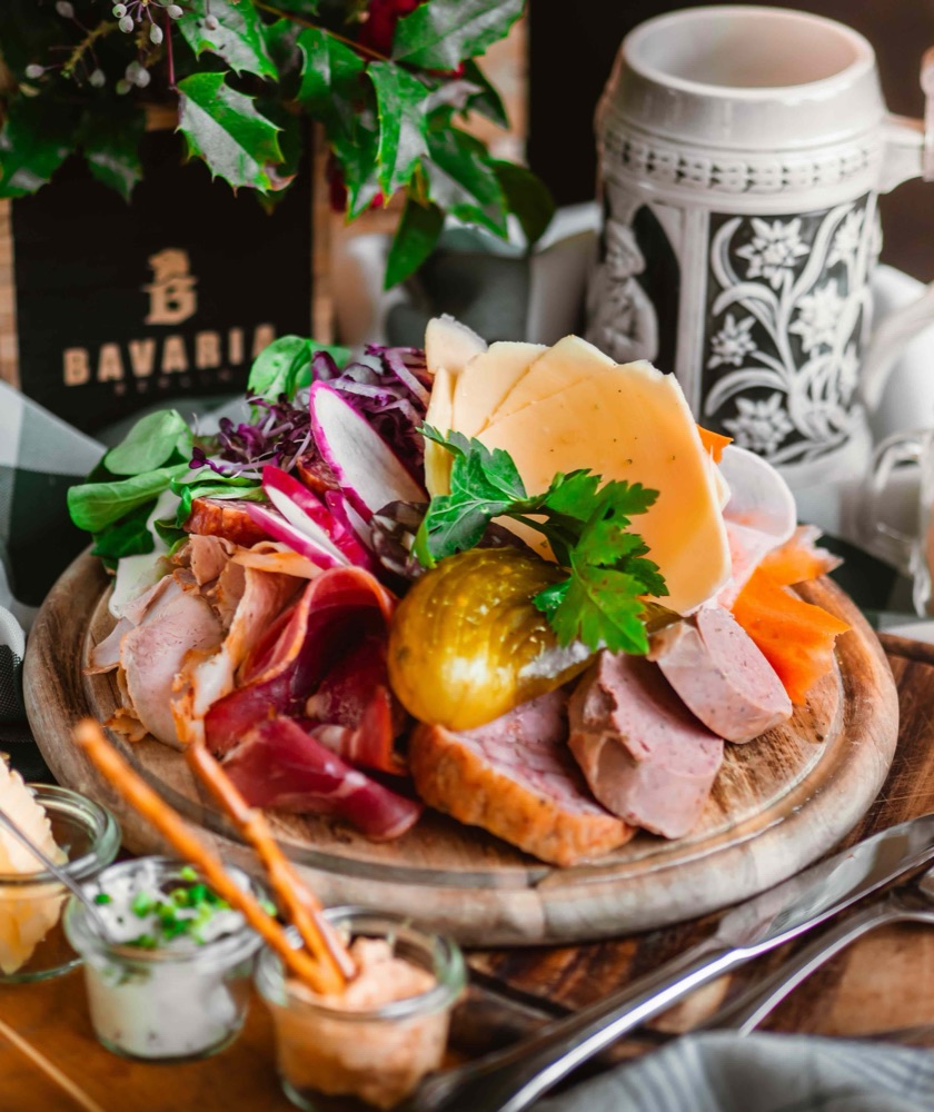 Bavaria Brotzeitbrett'l mit Metzgerspezialitäten, Käse und Obatzter