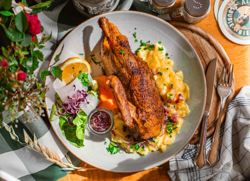 Flambierte halbe Bauern-Ente mit Kloß und Kraut