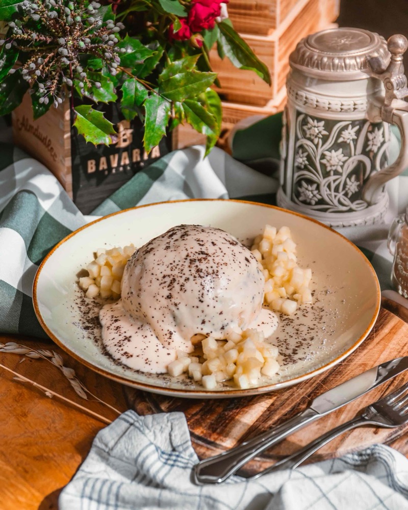 Germknödel auf Vanillesauce mit Birnenkompott