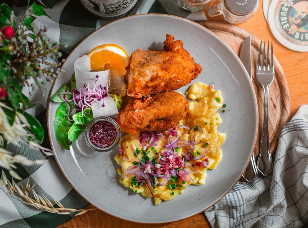 Gebackenes Wies'n-Hendl mit warmem Erdapfelsalat