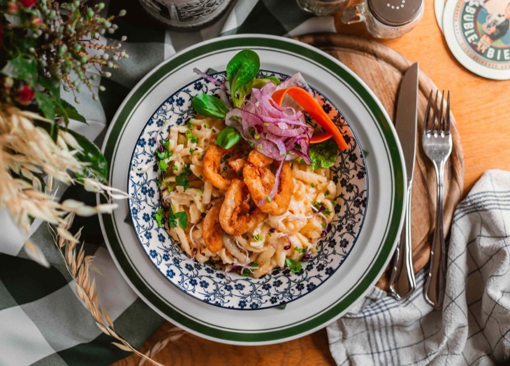 Allgäuer Käsespätzle mit Bergkäse und Röstzwiebeln