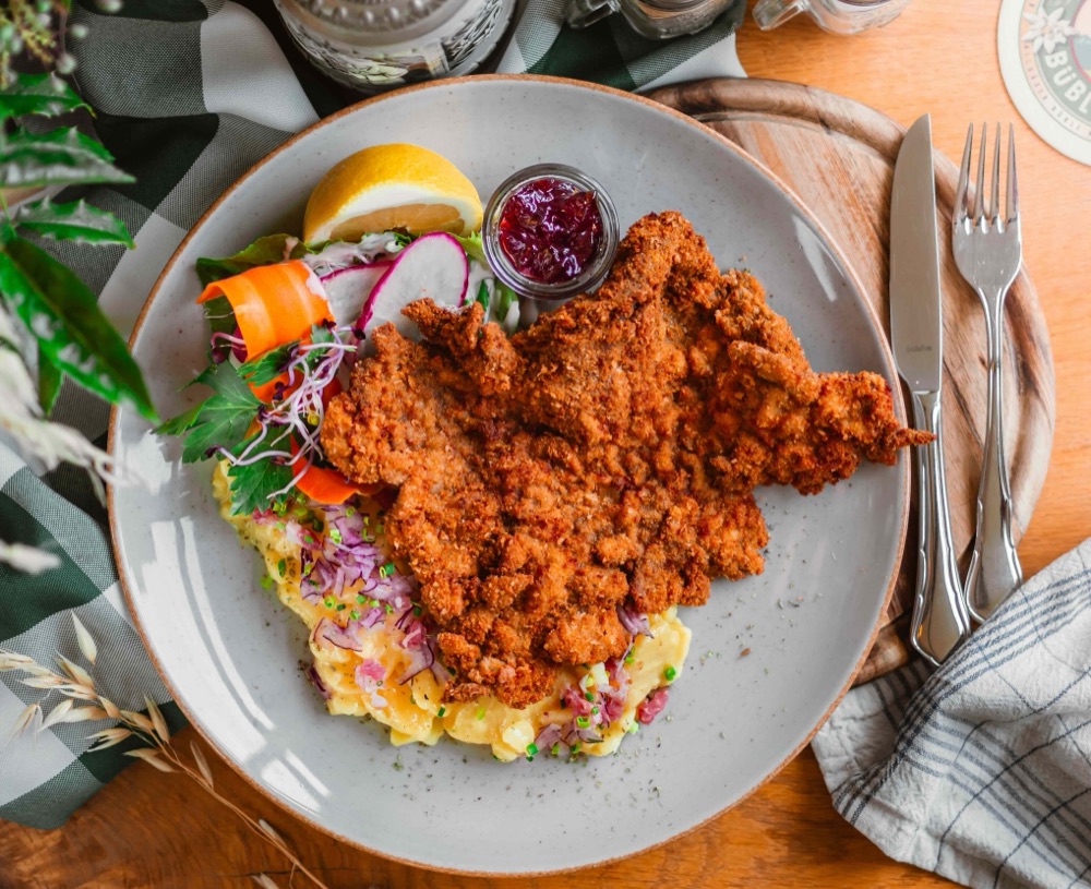 Wiener Kalbsschnitzel mit warmem Erdapfelsalat und Johannisbeergelee