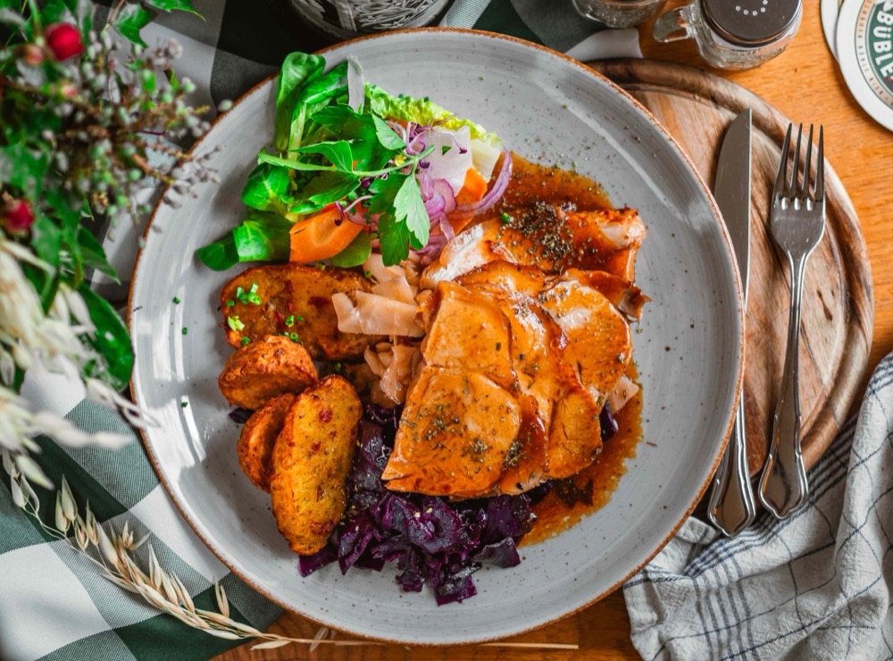 Bayrischer Krustenbraten mit knuspriger Kruste, Kloß und Kraut