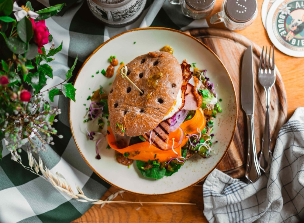 Gebratener Leberkäs Burger mit Spiegelei im Vinschgauer Brot