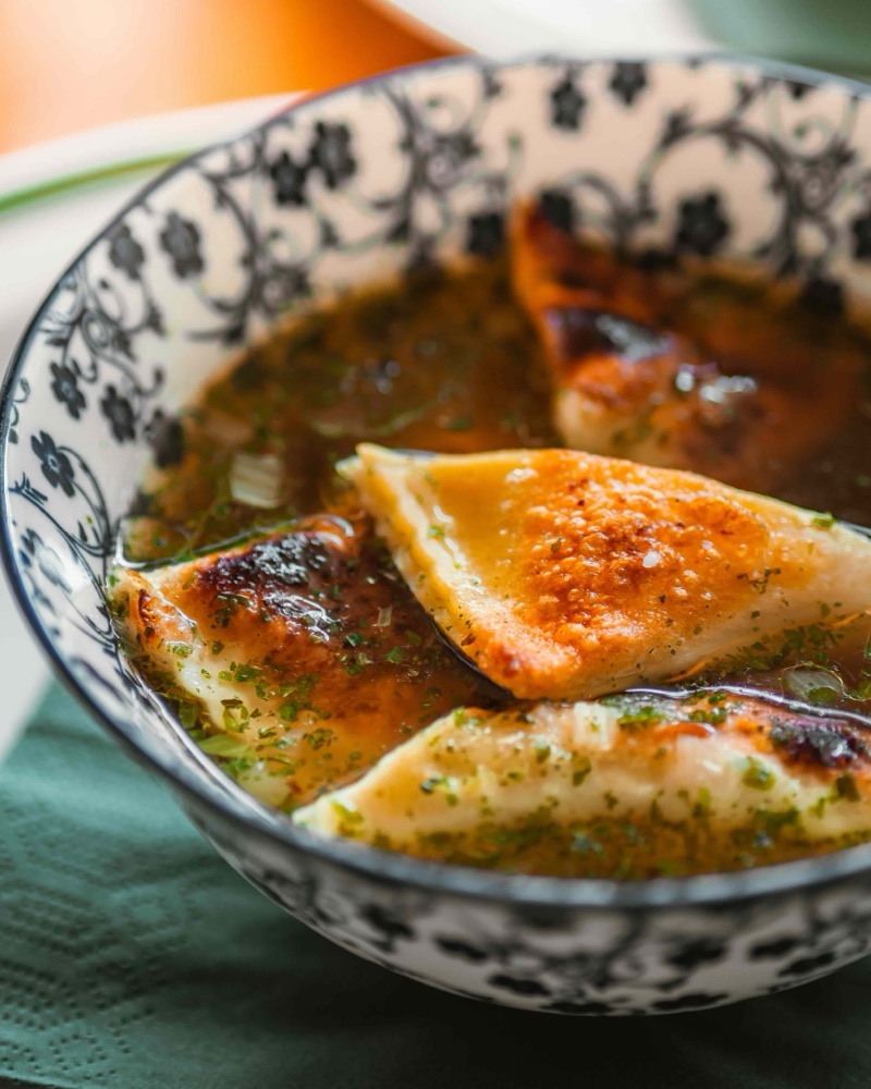 Rinder-Kräuter-Brühe vom Ochs mit gebratenen Maultaschen