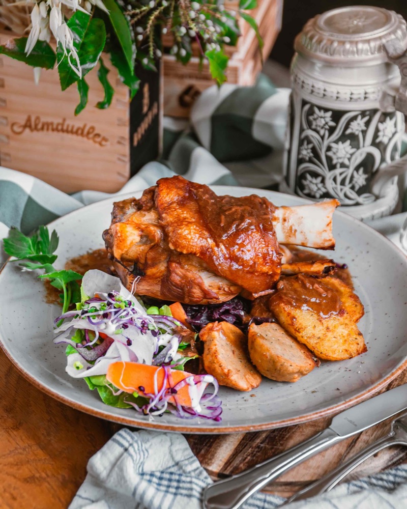 Knusprige Schweinshax'n mit Soße, Kraut und Kloß