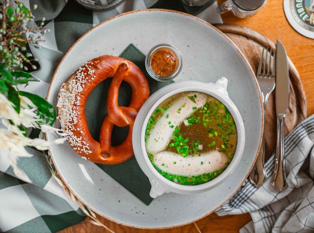 Münchner Weißwurst im Petersiliensud mit süßem Senf und Brezn