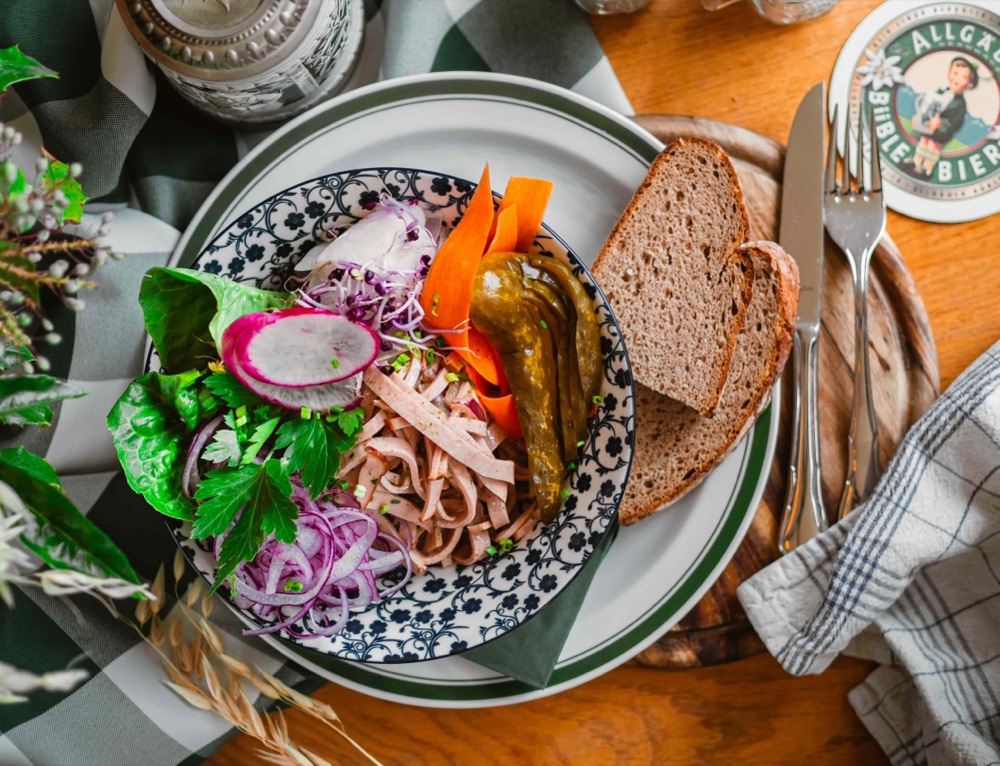 Wurstsalat Bavaria mit Zwiebeln, Essiggurke und Graubrot